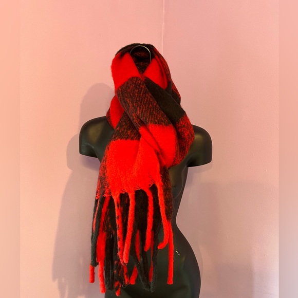 Steve Madden Accessories - NWT Bulky Steve Madden Scarf